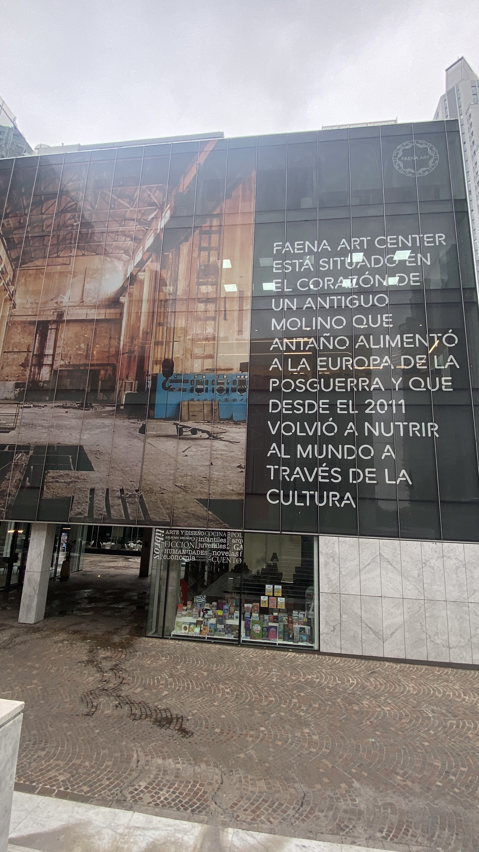 Gráfica de gran formato en la fachada del Faena Art Center