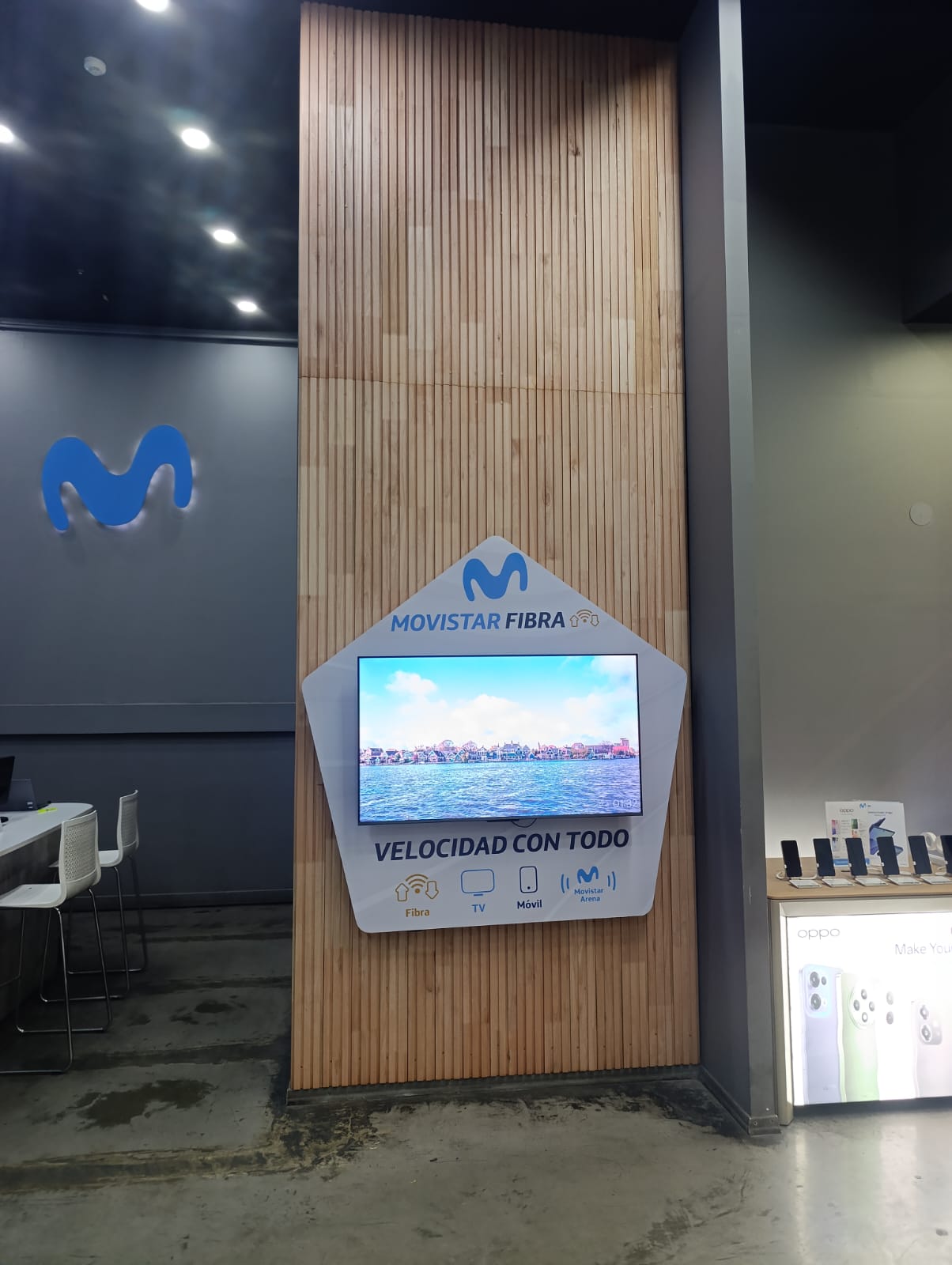 Módulo Movistar Fibra con pantalla en punto de venta