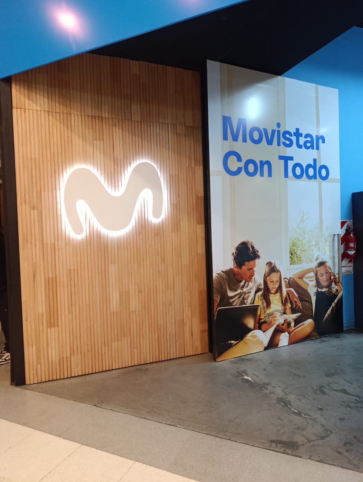 Frente de local Movistar Con Todo con revestimiento y gráfica