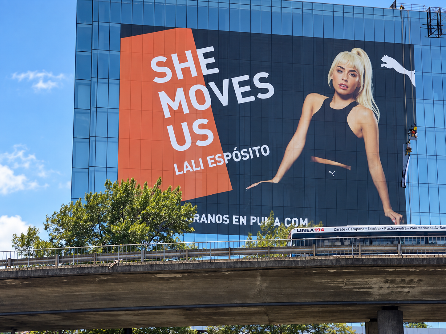 Cartel de gran formato Puma — Lali Espósito en fachada
