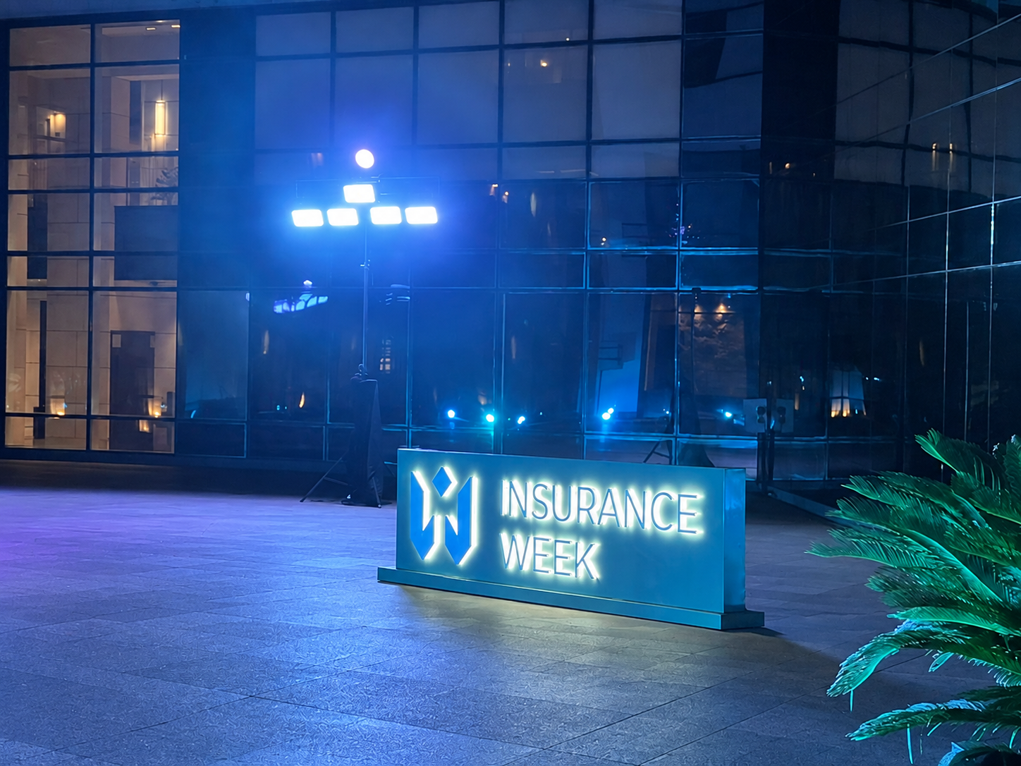 Cartel luminoso Insurance Week