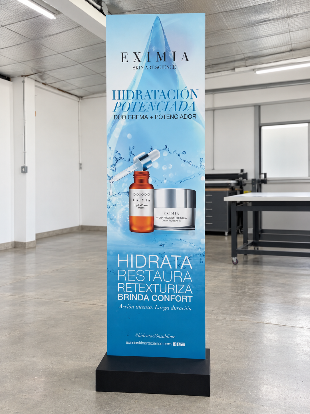 Tótem de marca Eximia producido por MC Servicios