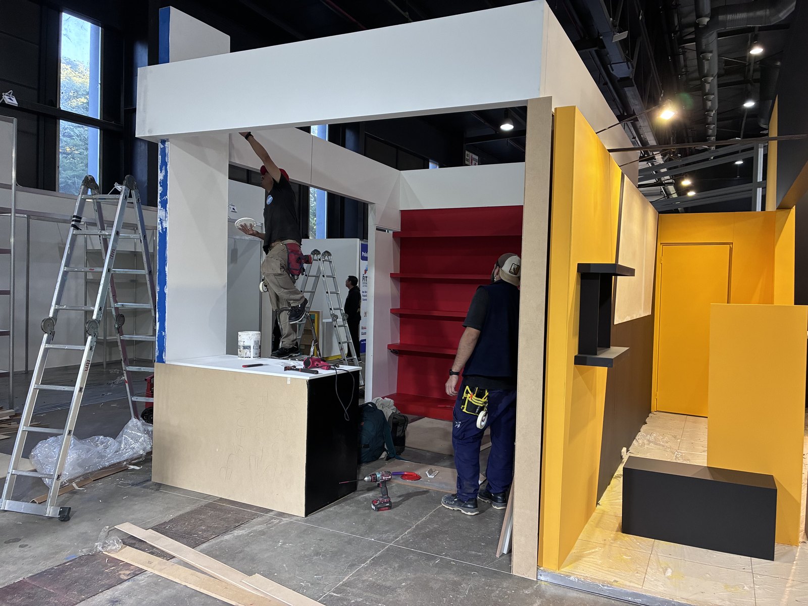 Armado del stand en el predio