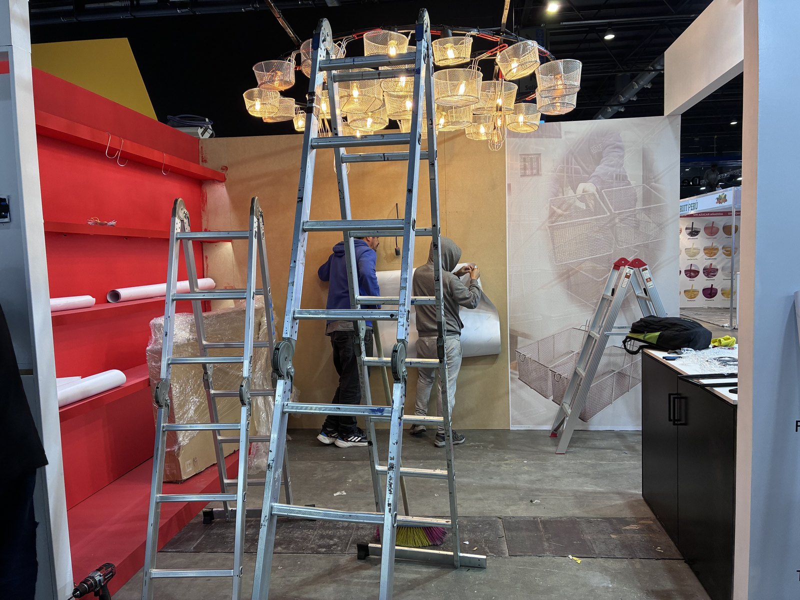 Montaje de la iluminación del stand