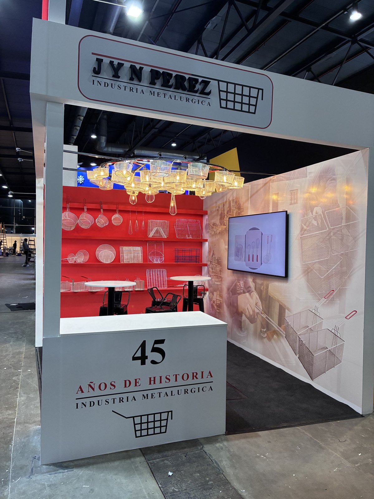 Stand terminado, vista frontal iluminada